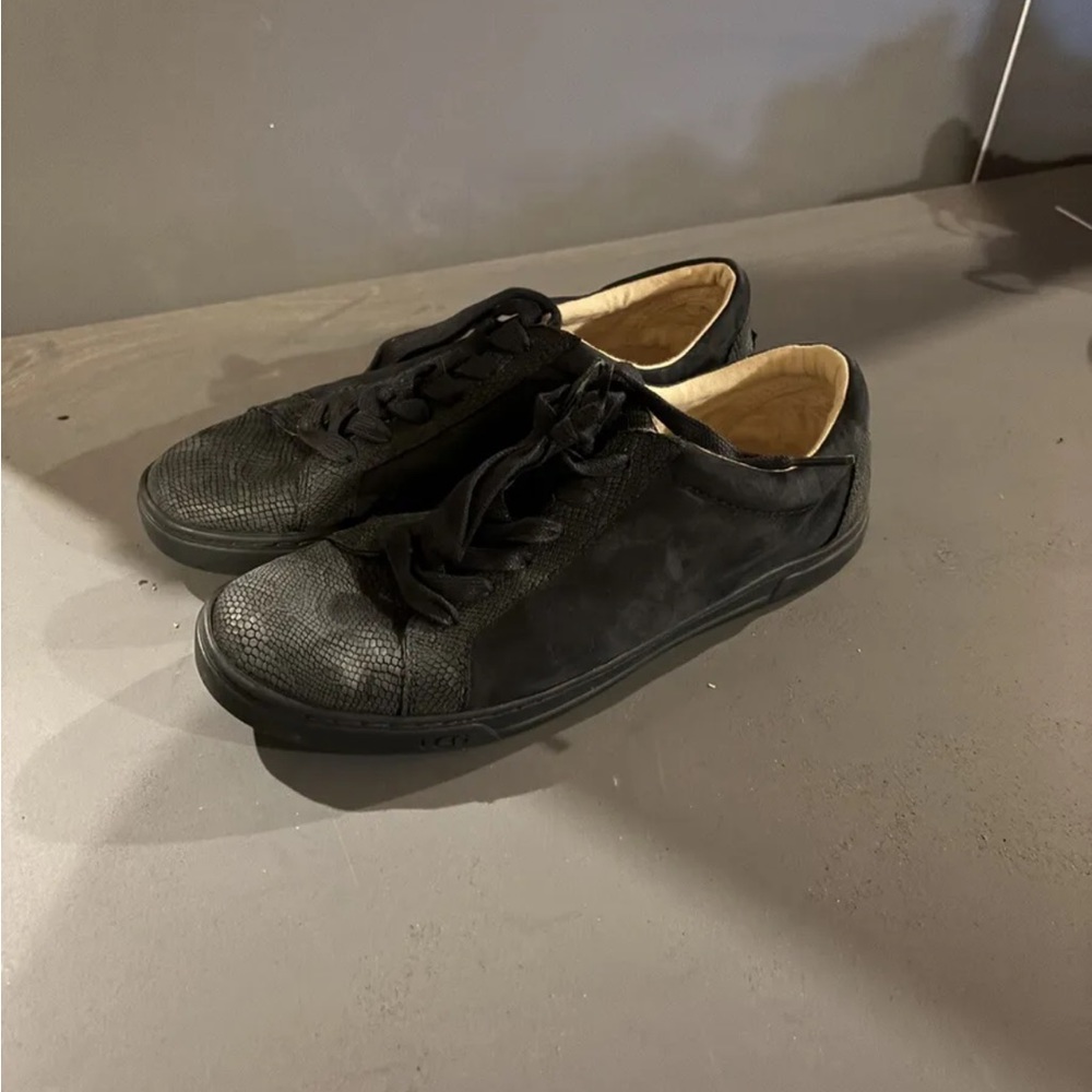 UGG shoes - size 9